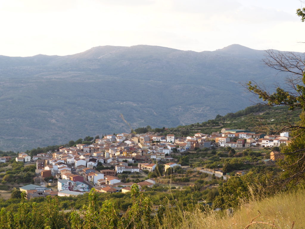 Vista de Cabrero, pueblo de casas blancas en ladera entre montañas del Valle del Jerte