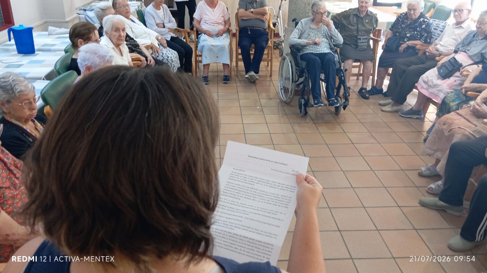 Lectura en voz alta de una carta ante un grupo de personas mayores