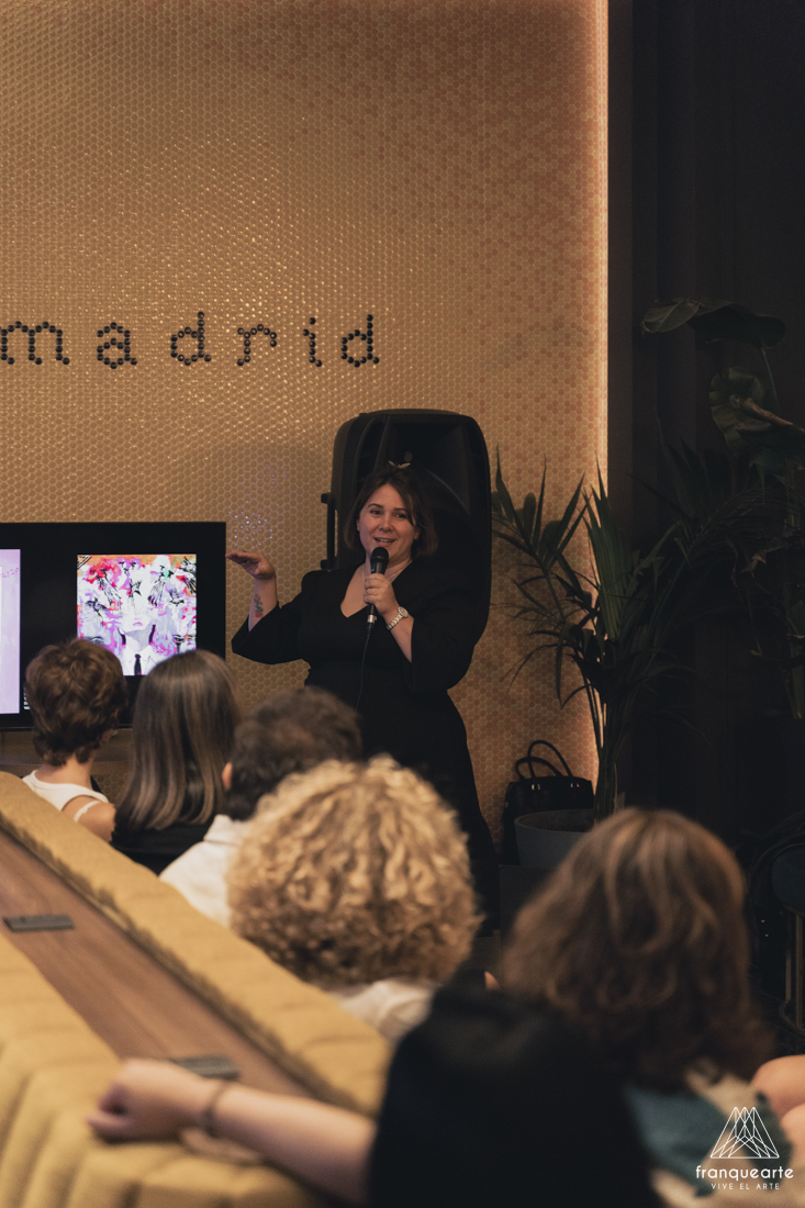 Iraya en su exposición individual en Café del Arte, Madrid, 2025